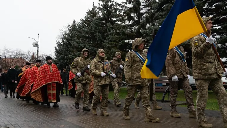 Ungváron végső búcsút vettek a 47 éves Volodimir Bodnarcsuktól. Fotó: Ungvári Városi Tanács
