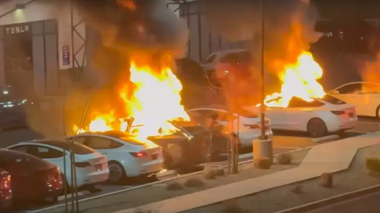 Fegyveres támadás és gyújtogatás történt egy Tesla-központban. Fotó: YouTube/CBS News