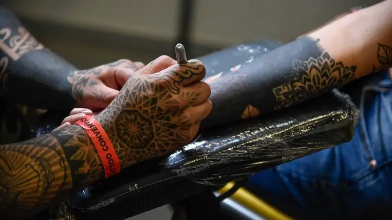 Riadót fújtak a szakértők: komoly baj van a tetoválófestékekkel 