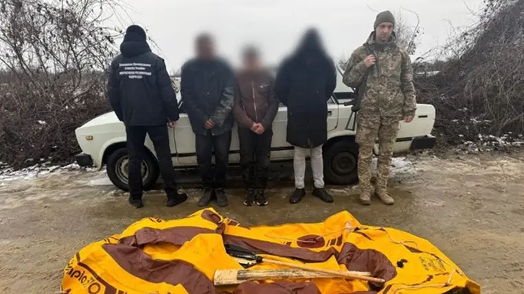 Kárpátalján a határőrök elfogtak egy embercsempészt két kliensével, akik csónakkal akartak áétkelni a Tisza folyón, hogy eljussanak Magyarországra. Fotó: Ukrán Állami Határőrszolgálat