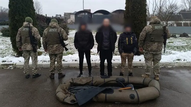 A tiszaújlaki határőrök elfogtak két 14 éves kárpátaljai tinédzsert és egy 22 éves férfit a Tisza folyó közelében. Fotó: Ukrán Állami Határőrszolgálat (DPSZU)