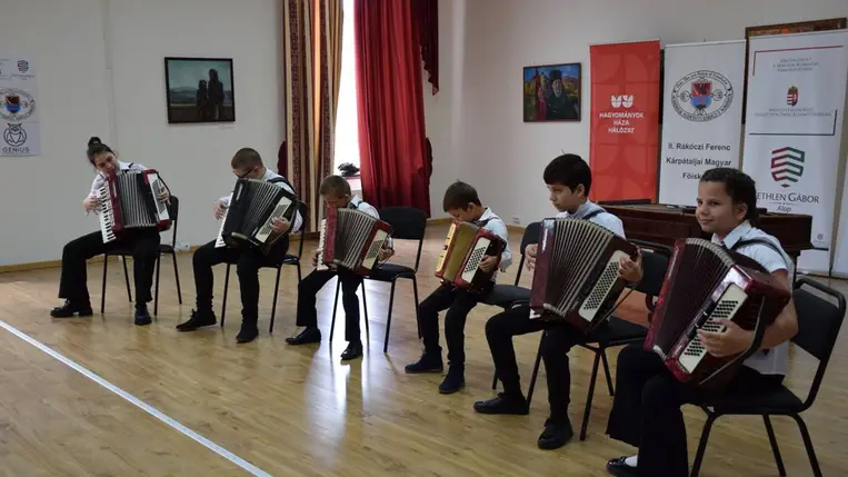 Több mint 600 versenyző, 130 produkció az idei kárpátaljai népzenei és néptánc tehetségkutatón - Ismét „Szól a fülemüle” Fotó: Kárpátinfó/ Kovács Erzsébet