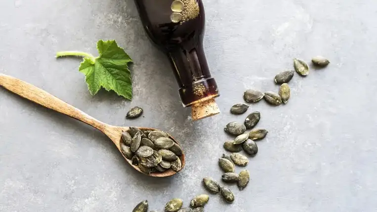 Kívülről megszépít, belülről megerősít: Ezért fogyassz sok tökmagolajat 