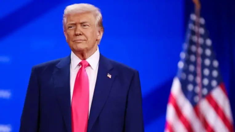 Donald Trump amerikai elnök beszédre érkezik a Konzervatív Politikai Akció Konferencia (CPAC) zárónapján, 2025. február 22-én a Maryland állambeli National Harborban (Fotó: MTI/EPA/SIPA USA pool/Samuel Corum)