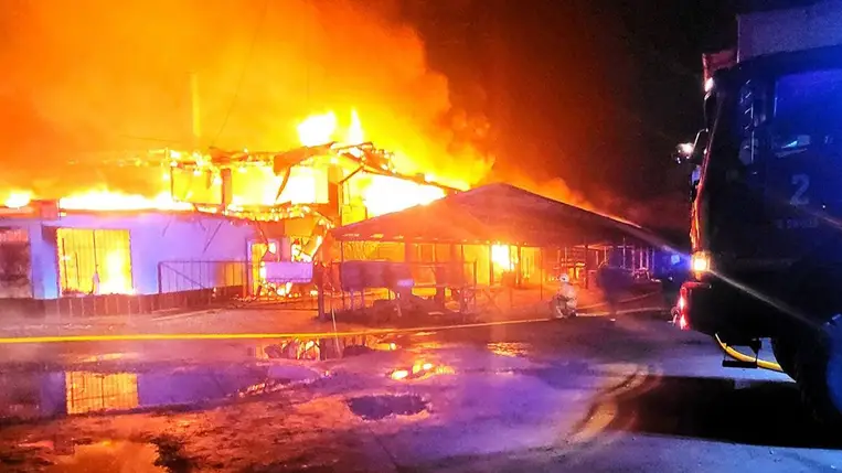 Tűz pusztított egy kétszintes boltban Felsőapsán, a Rahói járásban – 24 tűzoltó dolgozott a helyszínen. Fotó: DSZNSZ