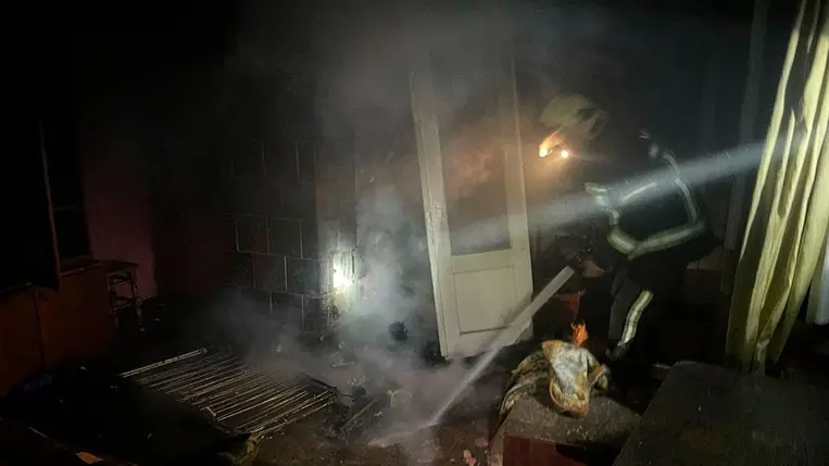 A kárpátaljai tűzoltók gyorsan megfékezték a háztüzet Tiszabökényben, amelyről a szomszédok értesítették a katasztrófavédelmiseket. Fotó: DSZNSZ / Facebook