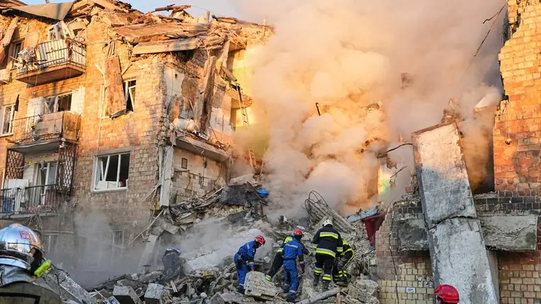 Tűzoltók dolgoznak egy orosz rakétatámadásban megsemmisült lakóház romjai között Kijevben 2025. augusztus 28-án (Fotó: MTI/AP/Efrem Lukackij)