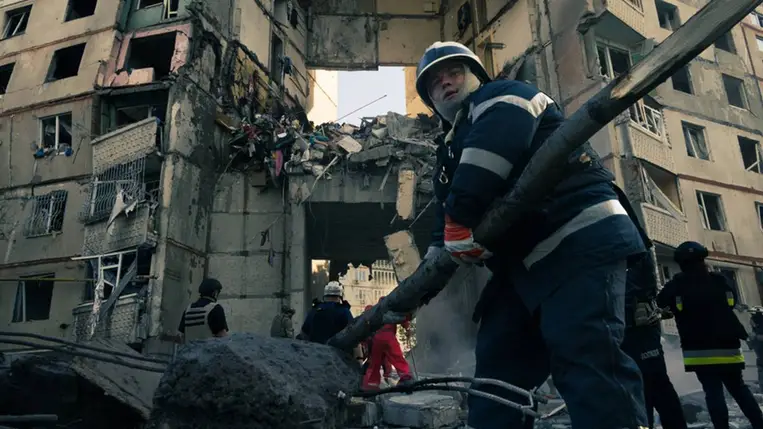 Tűzoltók órákon át takarítják el a romokat, hogy megtalálják az eltűnteket a 2024. szeptember 24-i légitámadás után Harkivban, Ukrajnában. Fotó: Nikoletta Stoyanova / Getty Images)