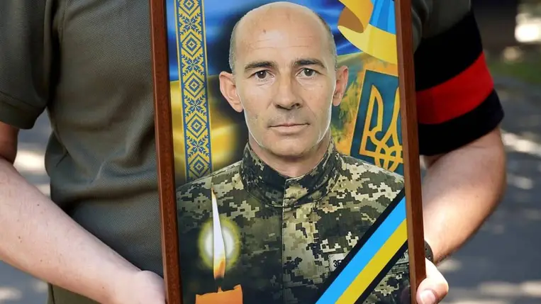 Ungvárban katonai tiszteletadással temették el Miki Losakot, aki 53 évesen vesztette életét Donyeck megyében, harci bevetés közben. Önkéntesként csatlakozott az Ukrán Fegyveres Erőkhöz 2022-ben. Fotó: Ungvári Városi Tanács