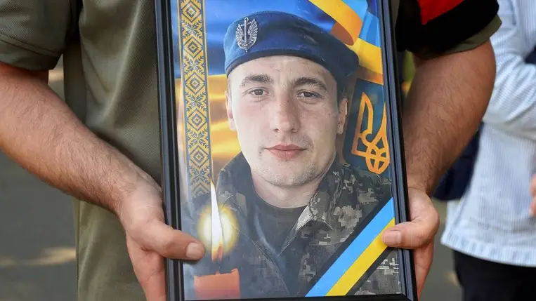 Ungváron elbúcsúztatták a hősi halált halt védőt, Andrij Pohant. Fotó: Ungvári Városi Tanács
