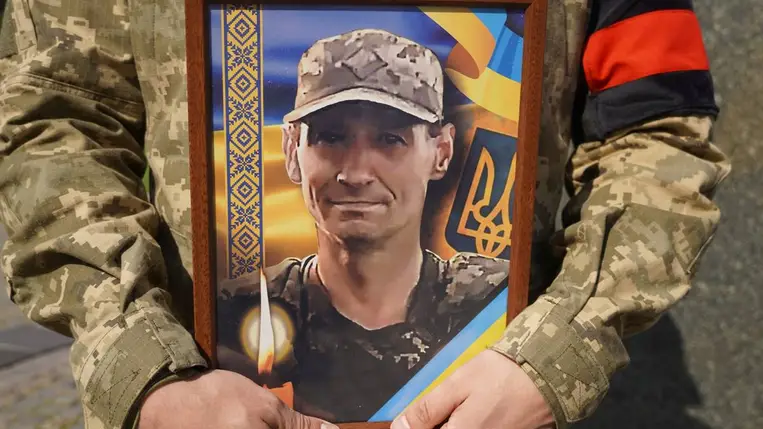 Ungváron szeptember 29-én vettek végső búcsút a 49 éves Szerhij Zlatyevtől, aki a háború kezdetén önként állt hazája védelmére. A hőst a Hősök Dombján helyezték örök nyugalomra. Fotó: Ungvári Városi Tanács