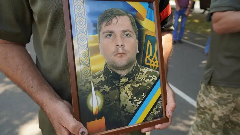 2025. július 22-én Ungváron végső búcsút vettek a 47 éves Vitalij Lakatos katonától, aki a Donyeck megyei harcok során vesztette életét. A gyászszertartáson családtagjai, katonák és városvezetők is részt vettek. Fotó: Ungvári Városi Tanács