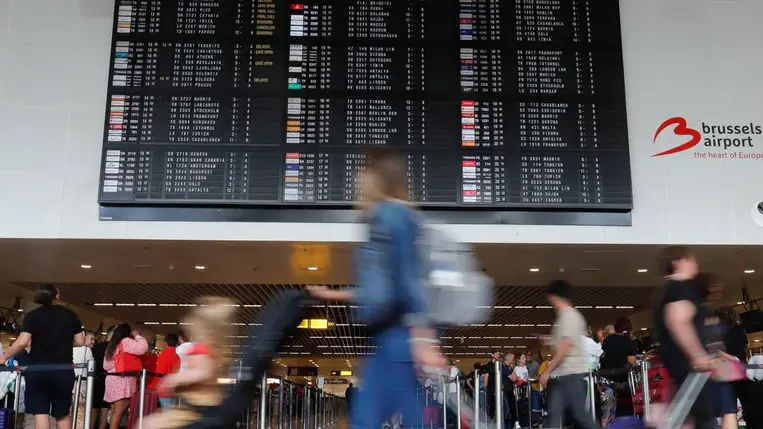  Utasok a brüsszeli Zaventem nemzetközi repülőtér indulási csarnokában (Fotó: MTI/EPA/Stephanie Lecoc)
