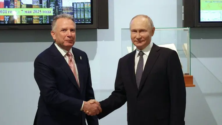 Vagyimir Putyin orosz államfő (j) fogadja Steve Witkoffot, az amerikai elnök különmegbízottját Szentpéterváron 2025. április 11-én (Fotó: MTI/EPA/Szputnyik/Kreml pool/Gavriil Grigorov)