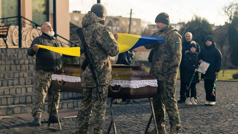 Munkácson végső búcsút vettek a hősi halált halt Valerij Szidortól. Fotó: Munkácsi Városi Tanács