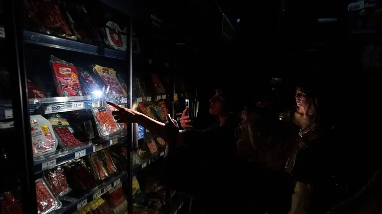 Vásárlók egy pamplonai ABC-áruházban 2025. április 28-án, amikor országos szintű áramszünet volt Spanyolországban és a szomszédos Portugáliában (Fotó: MTI/AP/Miguel Oses)