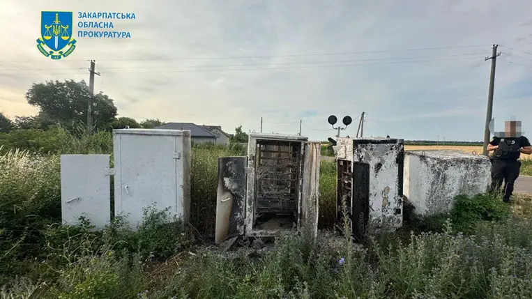 Vasúti kapcsolószekrényeket gyújtott fel az Ungvár–Pavlovo vonalon egy sislóci férfi. Fotó: Kárpátaljai Megyei Ügyészség