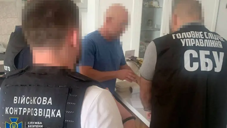 A Védelmi Minisztérium alkalmazottja 90 millió hrivnyát sikkasztott fegyverbeszerzésen, de az SZBU leleplezte