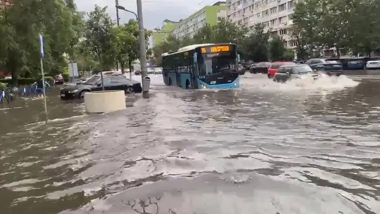 Vihar csapott le Bukarestre, durva áradást okozott Romániában. Fotó : Facebook.