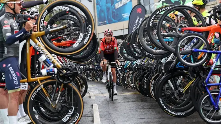 Visszavonult a Tour de France-győztes legenda, díszsorfallal búcsúztatták