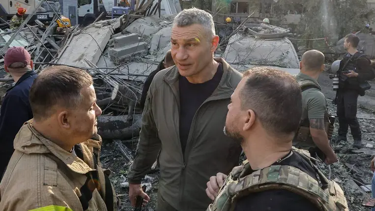 Vitalij Klicsko kijevi polgármester (k) és Ihor Klimenko ukrán belügyminiszter (k, jobbra) egy orosz rakétacsapásban találatot kapott lakóépületnél Kijevben 2025. június 17-én. (Fotó: MTI/EPA/Szerhij Dolzsenko)