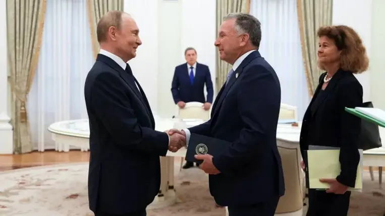 Vlagyimir Putyin orosz elnök (b) Steven Witkoffot, Donald Trump amerikai elnök különmegbízottját (k) fogadja a moszkvai Kremlben 2025. augusztus 6-án (Fotó: MTI/EPA/Szputnyik pool/Gavriil Grigorov)