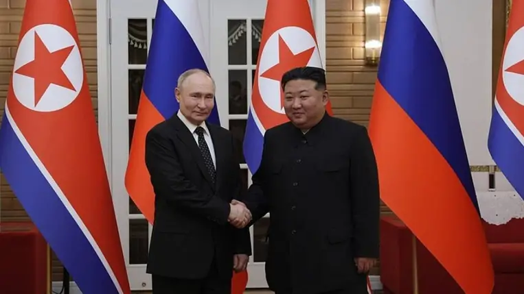  Vlagyimir Putyin orosz elnök és Kim Dzsongün észak-koreai vezető (Fotó: Kremlin Press Office/Handout/Anadolu/Getty Images)