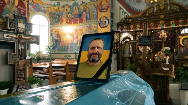 Munkácson végső búcsút vettek a háborúban elesett az 52 éves Volodimir Napudától. Fotó: Munkácsi Városi Tanács