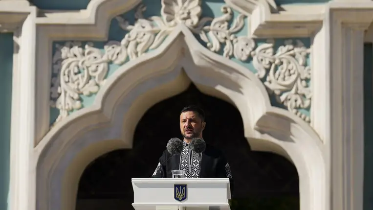 Volodimir Zelenszkij ukrán beszédet mond a függetlenség napja alkalmából tartott ünnepségen a kijevi Szent Szófia székesegyház előtti téren 2025. augusztus 24-én. (Fotó: MTI/AP/The Canadian Press/Sean Kilpatrick)