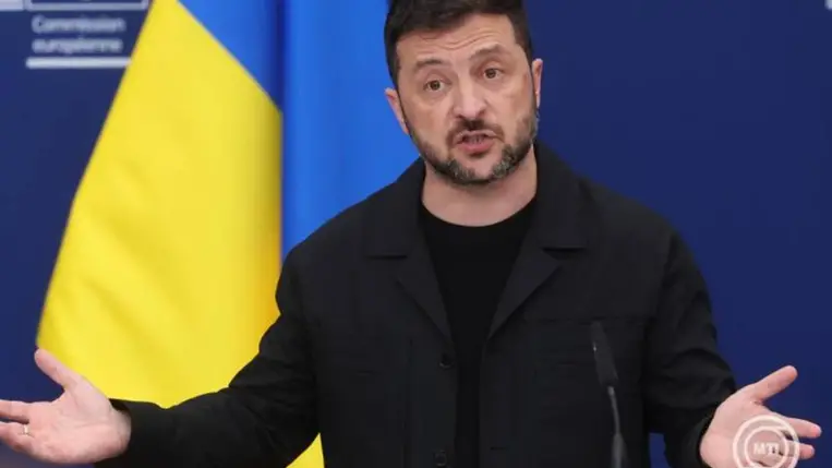 Volodimir Zelenszkij ukrán elnök beszél az Ursula von der Leyennel, az Európai Bizottság elnökével tartott sajtótájékoztatón tart Brüsszelben 2025. augusztus 17-én. MTI/EPA/Olivier Hoslet