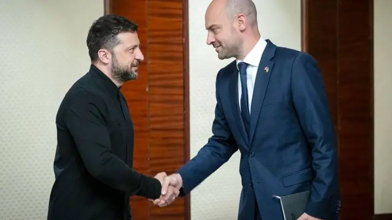 Volodimir Zelenszkij ukrán elnök Jean-Noel Barrot francia külügy- és Európa-ügyi minisztert fogadja Kijevben 2025. július 21-én. (Fotó: MTI/EPA/Ukrán elnöki sajtószolgálat)