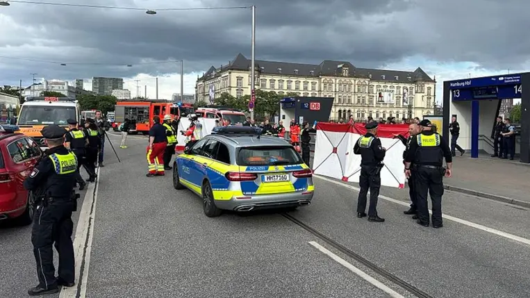 Zajlik a rendőri helyszínelés a hamburgi főpályaudvarnál, péntek esti késes támadás helyszínén, 2025. május 23-án (Fotó: Getty Images)