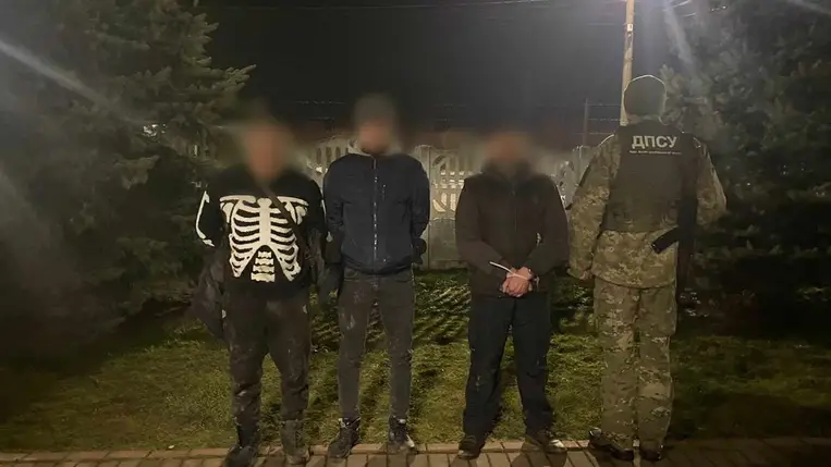 Három férfi a hivatalos határátkelők megkerülésével megpróbált illegálisan eljutni Magyarországra. Fotó: Ukrán Állami Határőrszolgálat