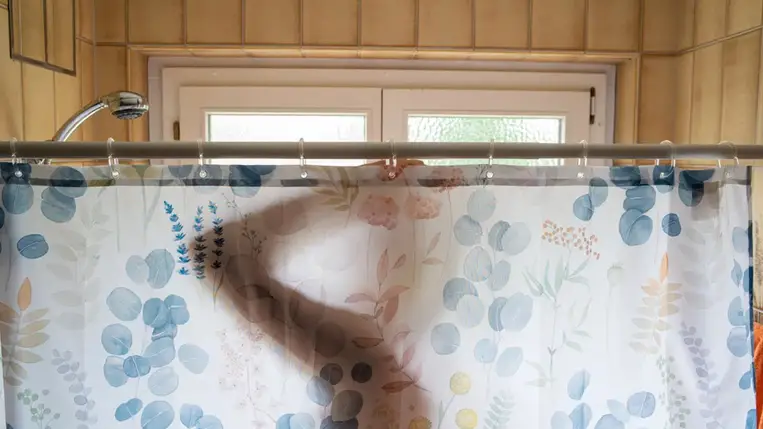 Zuhanyzóba vizelés: egészséges vagy veszélyes szokás? 