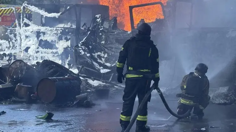 Zaporizzsja városban egy benzinkutat ért találat. AFP/Darya Nazarova