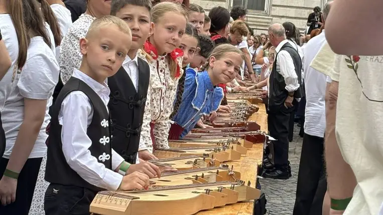 Kárpátaljai citerások is részesei a Guinness-világrekordnak - Összeállt a világ legnagyobb citeraegyüttese