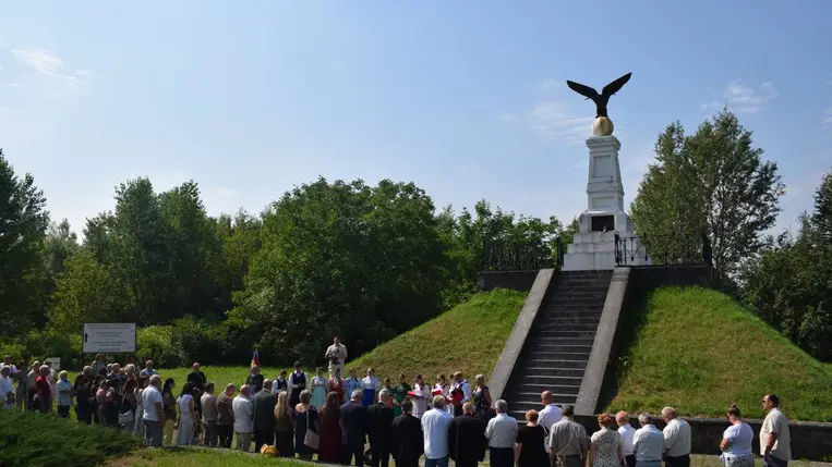 Csöndes főhajtás a tiszaújlaki turulmadaras emlékműnél - Rákóczi, a magyar szabadság- és hazaszeretet jelképe