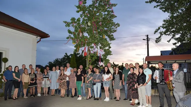 A szerelem ünnepe a nagycsaládosoknál - Szerenád, májusfa, egymásra figyelés