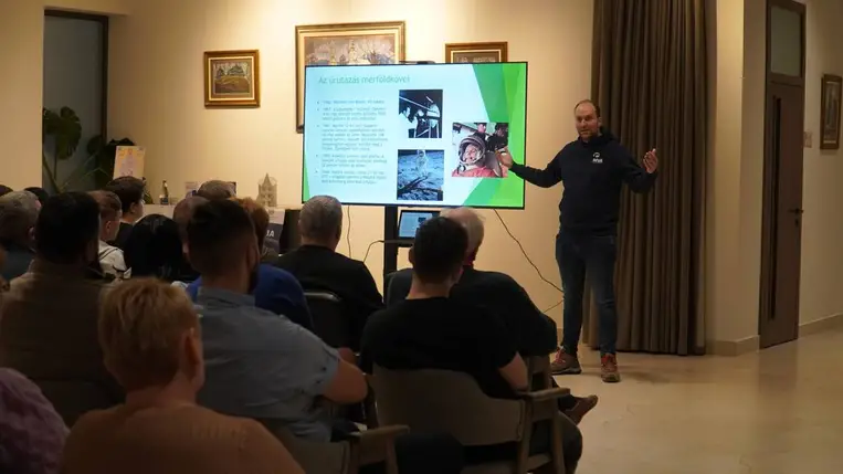 Fockter Zoltán előadása az űrkutatásról az Ortutay Központban - Barangolás a csillagok között 