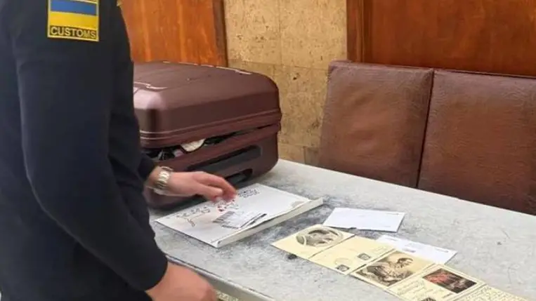 Csapon a Hitler-korszakból származó régi levelezőlapokat foglaltak le