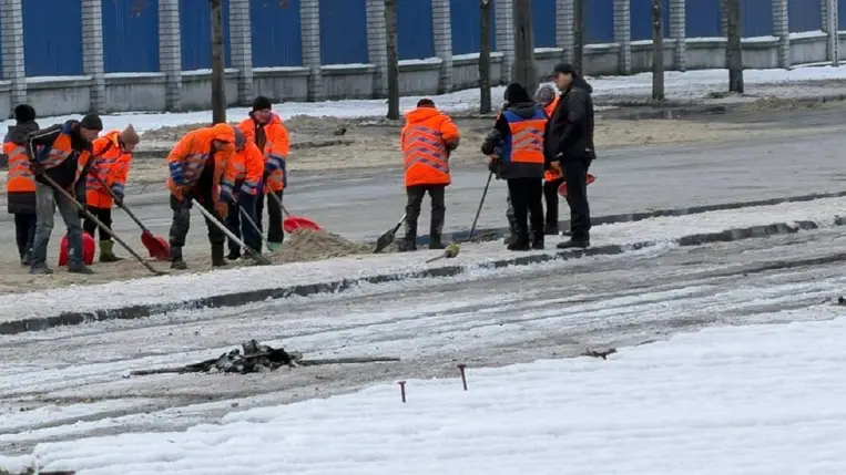 Amerikai tulajdonú üzemet bombáztak az oroszok, 300 tonna olaj öntötte el az utakat . Fotó: Суспільне