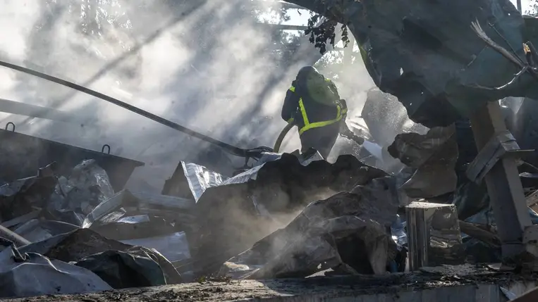 Tűzoltók vonultak a helyszínre, miután több orosz irányított bomba csapódott be Harkivban, Ukrajnában Anadolu via AFP/Serhii Masin