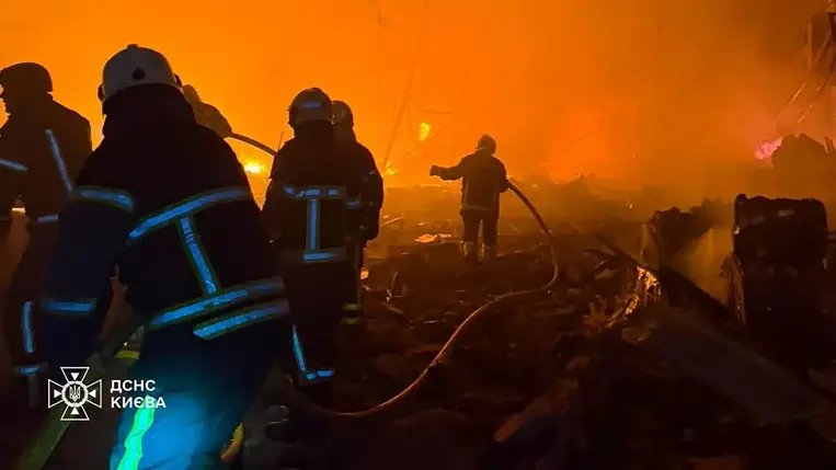 Újabb orosz pusztító drón- és rakétatámadás érte Ukrajna több települését. AFP/State Emergency Service of Ukraine/Handout