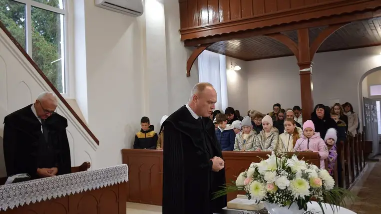 Hálaadó istentisztelet a megújult kisbégányi református templomban - „Mindeddig megsegített minket az Úr”. Fotó: Kárpátinfó/ Marton Erzsébet