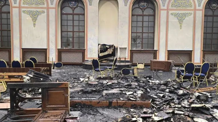 Megpróbálták felgyújtották a világ egyik leghíresebb zsinagógáját Csernyivciben. Fotó: t.me/UJCUkraine