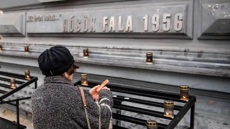 Megemlékező a Terror Háza Múzeum Hősök Falánál a kommunizmus áldozatainak emléknapján, 2023. február 25-én (Fotó: MTI/Balogh Zoltán)