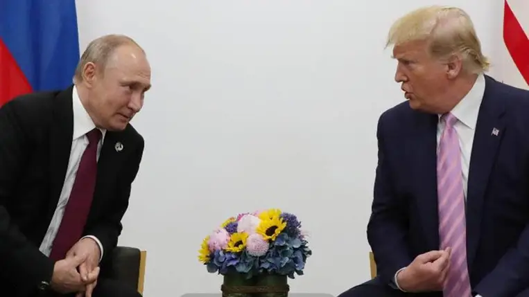 Donald Trump (j) és Vlagyimir Putyin (b) (Forrás: MTI/EPA)