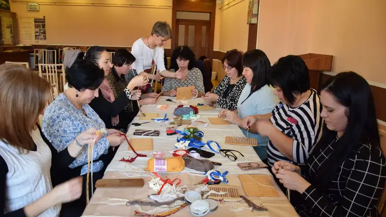 Kézműves képzési nap óvodapedagógusok számára - A karácsonyfafüggő, a kákaangyal meg a kopogtató 