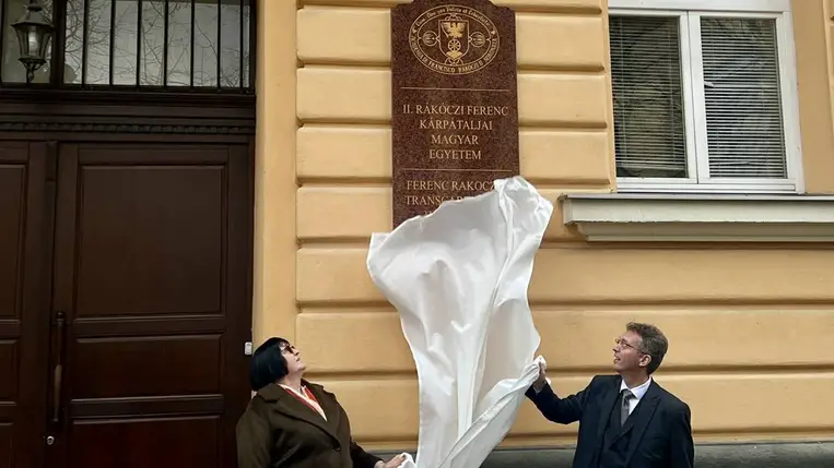 A beregszászi Rákóczi Egyetem névtáblaavatóján - Jövőépítés – tudással, hittel, közösséggel