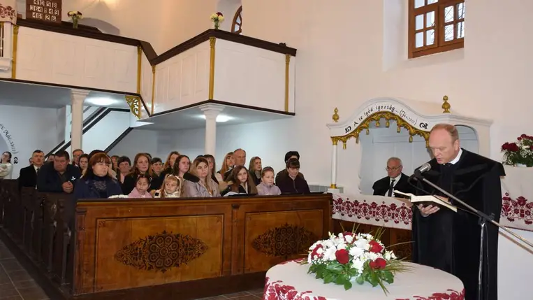 Hálaadás a megújult beregrákosi református templomban - „A szeretet mindent remél”. Fotó: Kárpátinfó/ Marton Erzsébet